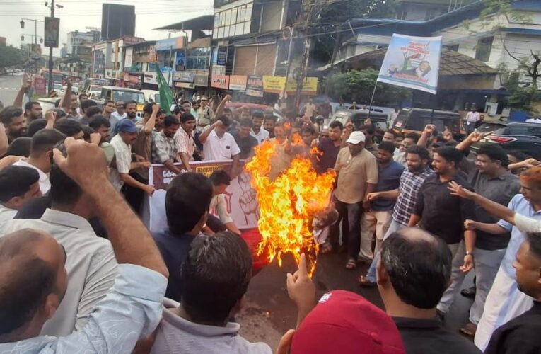 മന്ത്രിയുടെ കോലം കത്തിച്ച സംഭവത്തില്‍ മുസ്ലിം യൂത്ത് ലീഗ് നേതാക്കള്‍ക്കെതിരെ വീണ്ടും പോലീസ് കേസ്.