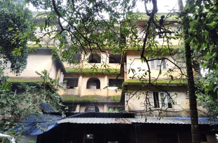 തളിപ്പറമ്പ് പോലീസ് സ്റ്റേഷന്‍ വളപ്പില്‍ പഴയ കെട്ടിടങ്ങള്‍ പൊളിച്ചുനീക്കുന്നു.