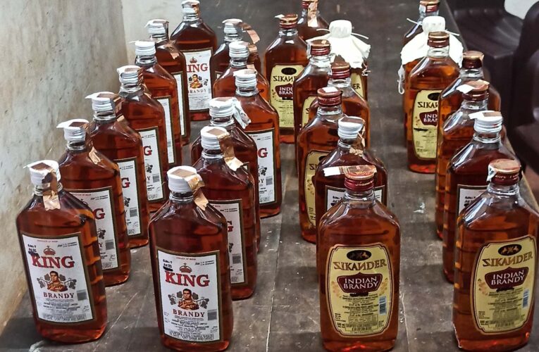 വെള്ളാരംപാറ മാഹിമദ്യം റോഡരികില്‍ ഉപേക്ഷിച്ച നിലയില്‍