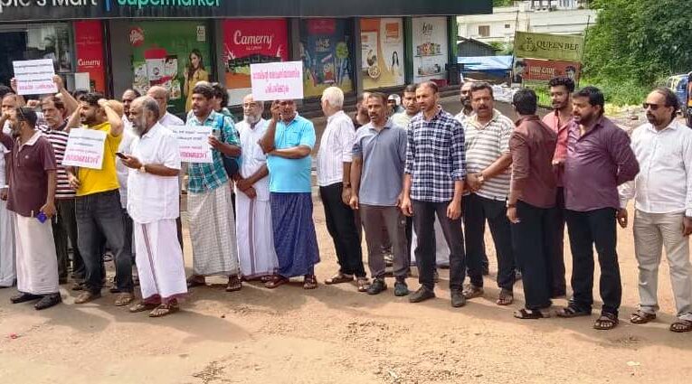 കരിമ്പം സര്‍സയ്യിദ് കോളേജ് ഭ്രാന്തന്‍കുന്ന് റോഡിന്റെ ശോചനീയാവസ്ഥക്കെതിരെ ജനകീയ പ്രതിഷേധം