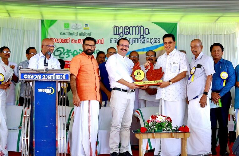 ഡോ.ആനക്കൈ ബാലകൃഷ്ണനെ കെ.സി.സി.പിഎല്‍ തൊഴിലാളികളും ജീവനക്കാരും ആദരിച്ചു.