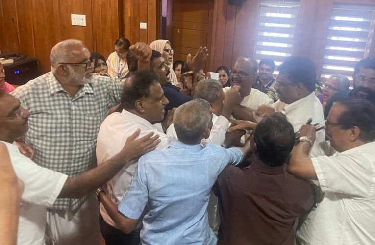 തളിപ്പറമ്പ് നഗരസഭ അടിയന്തര കൗണ്‍സില്‍ യോഗത്തില്‍ ഭരണ പ്രതിപക്ഷങ്ങള്‍ തമ്മില്‍ ഉന്തും തള്ളും കയ്യാങ്കളിയും.