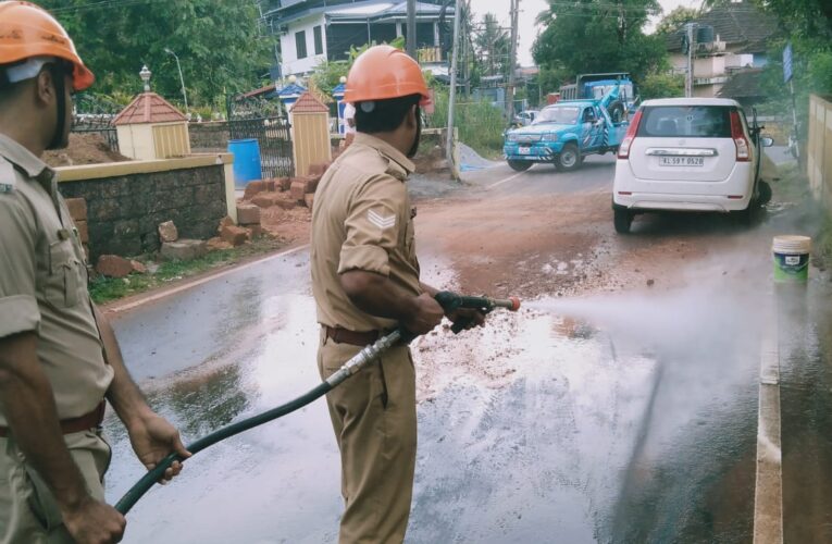 കാര്‍ മതിലിനിടിച്ചു, റോഡില്‍ ഓയില്‍ പരന്നൊഴുകി.
