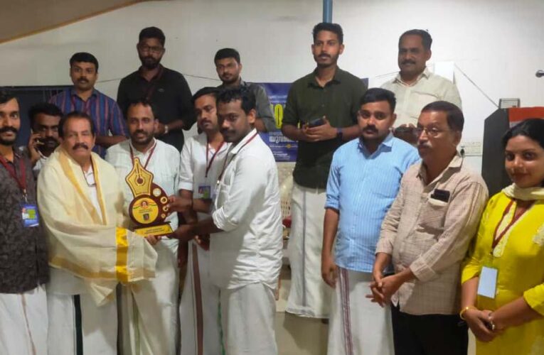 സതീശന്‍ പാച്ചേനി സ്മാരക അവാര്‍ഡ് സമര്‍പ്പിച്ചു