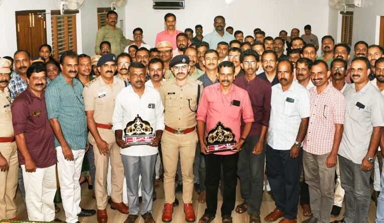 വിരമിക്കുന്ന പോലീസ് ഉദ്യോഗസ്ഥര്‍ക്ക് യാത്രയയപ്പ് നല്‍കി