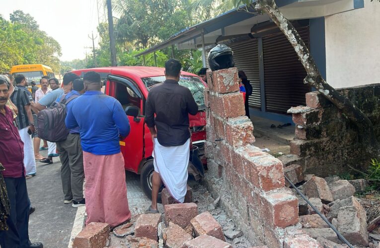 സ്‌ക്കൂള്‍ വാഹനം അപകടത്തില്‍പെട്ട് 11 കുട്ടികള്‍ക്ക് പരിക്കേറ്റു.