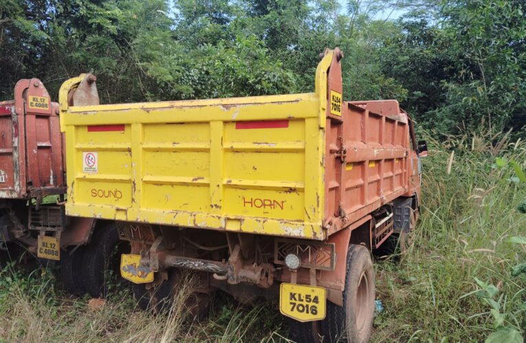 പുഴമണല്‍ കടത്ത് ലോറി പോലീസ്പിടികൂടി, ഡ്രൈവറുടെ പേരില്‍ കേസെടുത്തു.