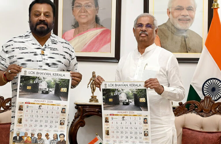 ലോക്ഭവന്‍ പുറത്തിറക്കിയ കലണ്ടറില്‍ പ്രമുഖ വ്യക്തികളുടെ കൂട്ടത്തില്‍ ഹിന്ദുമഹാസഭ നേതാവ് വി.ഡി.സവര്‍ക്കറുടെ ചിത്രവും.