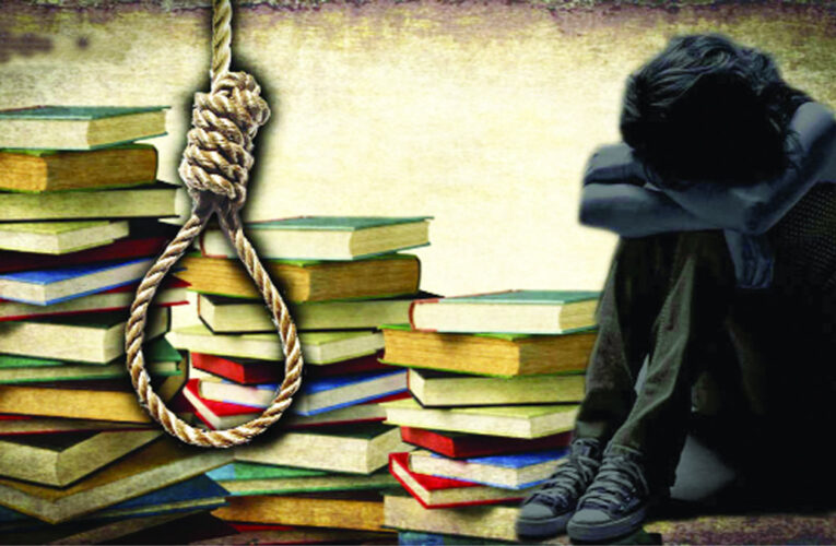 വിദ്യാര്‍ത്ഥിനി വീട്ടില്‍ തൂങ്ങിമരിച്ചു.