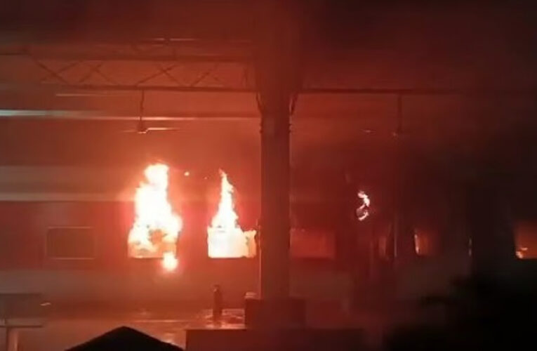 ആന്ധ്രയില്‍ ടാറ്റാനഗര്‍- എറണാകുളം ജംഗ്ഷന്‍ സൂപ്പര്‍ ഫാസ്റ്റ് ട്രെയിന് തീപിടിച്ച് ഒരാള്‍ മരിച്ചു.