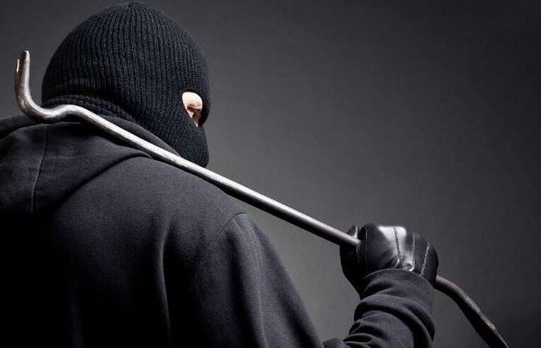 എട്ട്‌ലക്ഷം രൂപ വിലമതിക്കുന്ന ഓട്ടുപാത്രങ്ങളും ഓട്ടുവിളക്കുകളും കവര്‍ച്ച ചെയ്തതായി പരാതി.