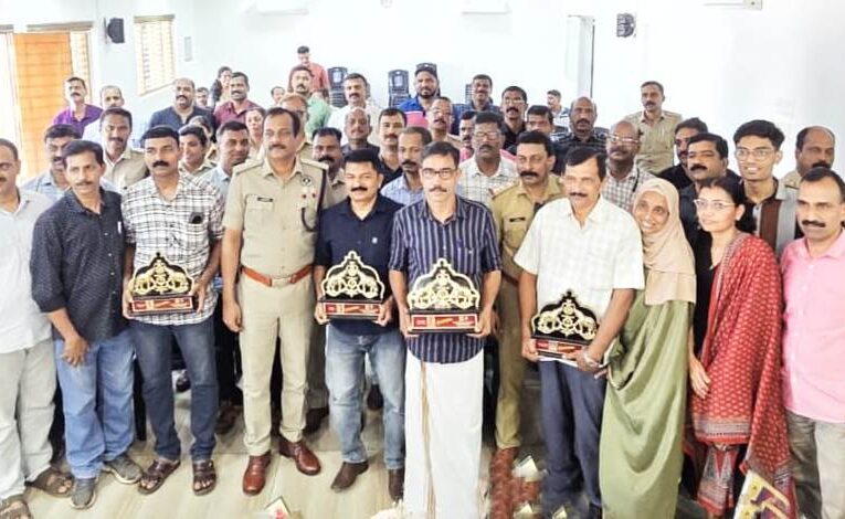 വിരമിക്കുന്ന പോലീസ് ഉദ്യോഗസ്ഥര്‍ക്ക് യാത്രയയപ്പ്