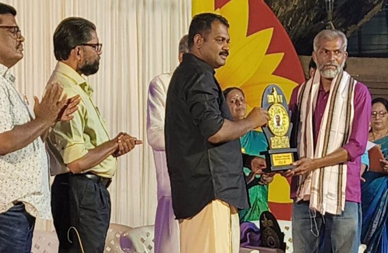 വിജയന്‍ തെരുവത്ത് മാധ്യമപ്രതിഭ പുരസ്‌ക്കാരം ഏറ്റുവാങ്ങി.