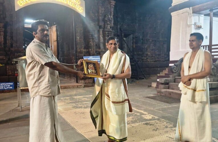 ഡി.ജി.പി രവത എ.ചന്ദ്രശേഖര്‍ രാജരാജേശ്വരക്ഷേത്രത്തില്‍ ദര്‍ശനം നടത്തി.