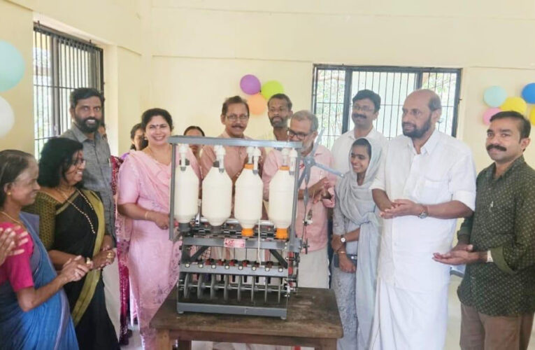 കൊയ്യം വനിത ഖാദി കേന്ദ്രത്തിൽ ആധുനിക ചർക്കകൾ വിതരണം ചെയ്തു. 