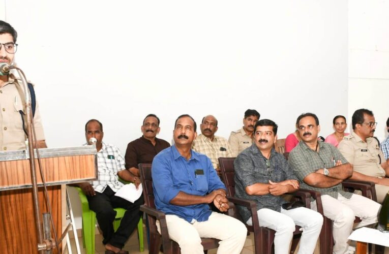 വിരമിക്കുന്ന പോലീസ് ഉദ്യോഗസ്ഥര്‍ക്ക് യാത്രയയപ്പ് നല്‍കി.