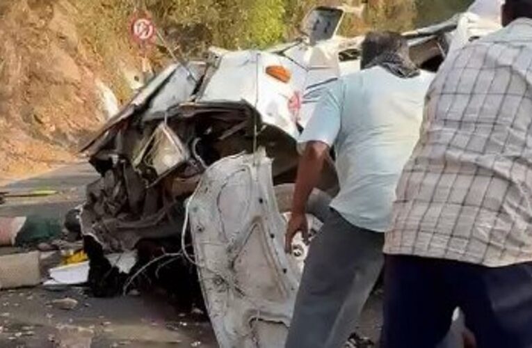 വാല്‍പ്പാറയില്‍ ടെമ്പോ ട്രാവലര്‍ താഴ്ച്ചയിലേക്ക് മറിഞ്ഞ് 8 മലയാളികള്‍ മരിച്ചു.