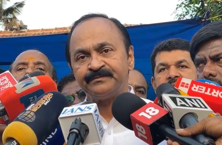 നൂറിലേറെ സീറ്റുമായി യുഡിഎഫ് ഇത്തവണ അധികാരത്തിലേക്ക് തിരിച്ചു വരുമെന്ന് പ്രതിപക്ഷ നേതാവ് വി ഡി സതീശന്‍.