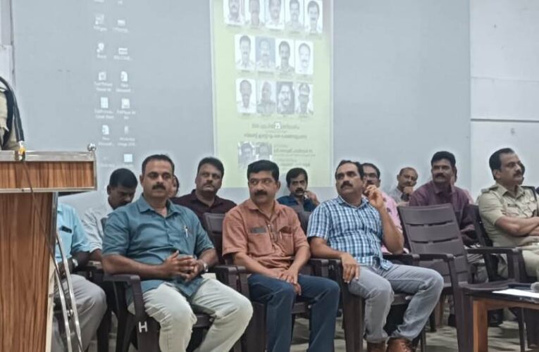 വിരമിക്കുന്ന പോലീസ് ഉദ്യോഗസ്ഥര്‍ക്ക് യാത്രയയപ്പ് നല്‍കി.