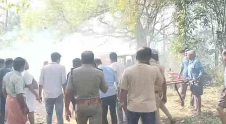 പൂര വെടിക്കെട്ട് നിർമ്മാണകേന്ദ്രത്തിൽ ഉഗ്രസ്ഫോടനം: 14 പേർ മരിച്ചു, നാൽപതിലധികം പേർക്ക് പരിക്ക്, മരണ സംഖ്യ ഉയരാൻ സാധ്യത