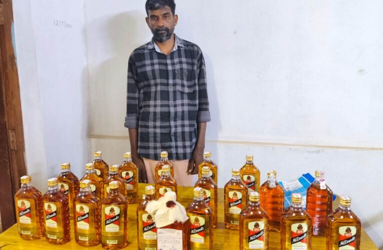 സ്‌കൂട്ടറില്‍ കടത്തുകയായിരുന്ന 23 കുപ്പി മദ്യവുമായി യുവാവ് പിടിയില്‍