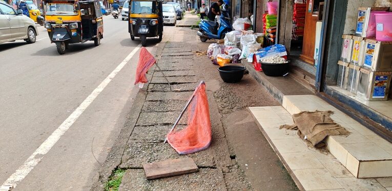 പയ്യന്നൂരിൽ നടക്കുമ്പോൾ സൂക്ഷിച്ചില്ലെങ്കിൽ നടുവൊടിയും