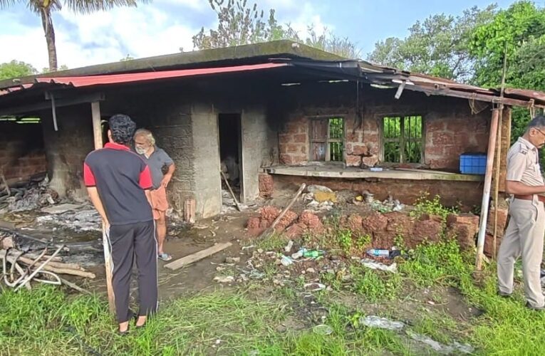 ടി.പുരുഷോത്തമന്റെ ചെമ്മീന്‍ ഫാം ഷെഡ് തീവെച്ച് നശിപ്പിച്ചു.